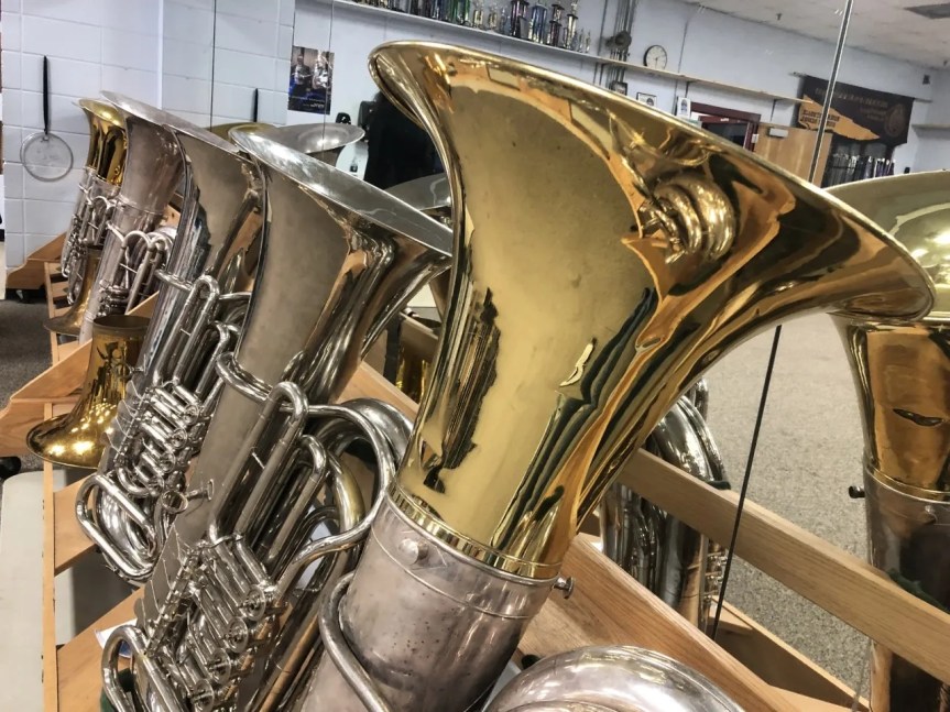 Apple CEO Tim Cook donates $100K to Robertsdale High School band — WKRG News&nbsp;5